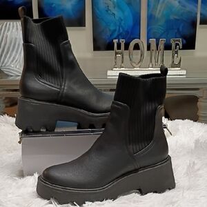 New Dolce Vita Villa Black Ribbed Ankle Booties Size 6.5